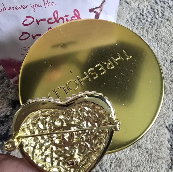 Gorgeous Stamped Brooche - Picture 11 of 12